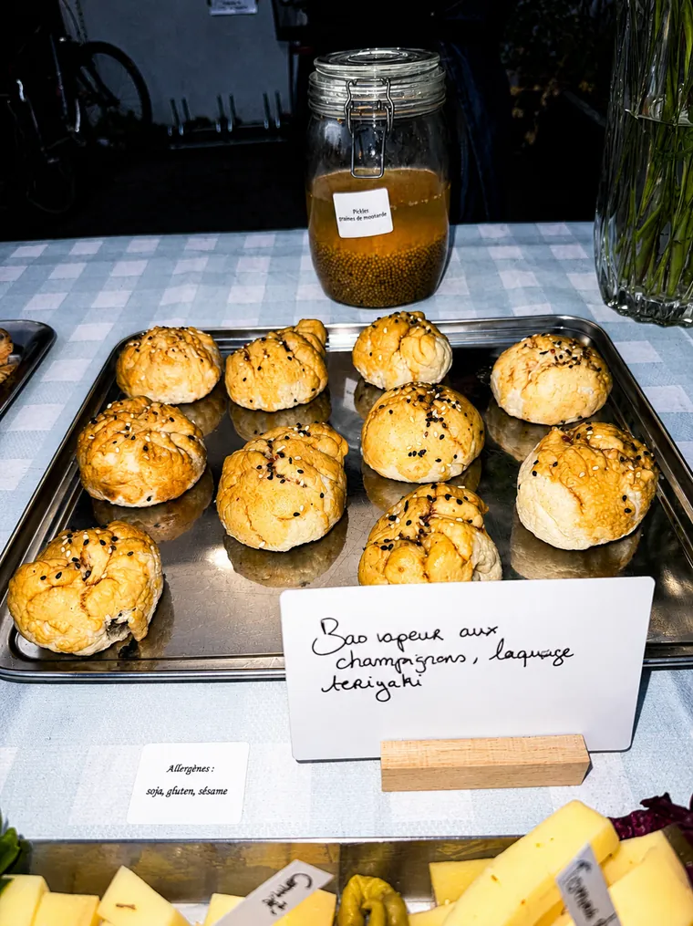 Bao vapeur aux champignons sur un plateau, étiquette manuscrite