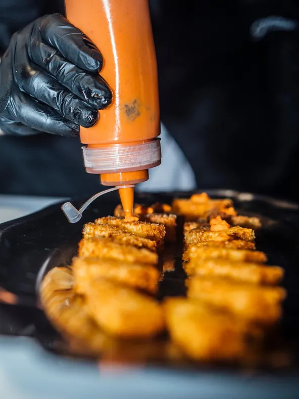 Sauce maison dressée sur des bouchées dorées