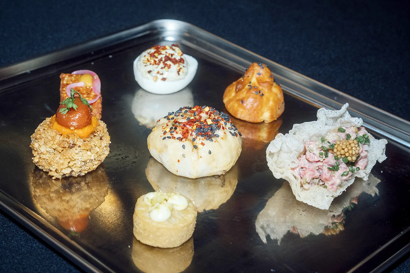Plateau inox de pièces cocktail Great : bao poêlé, tartare en feuille de riz soufflé, croquette, œuf mimosa, chou et bouchée